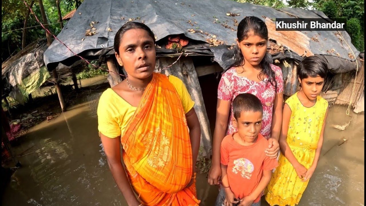 বন্যায় ভেসে গেছে, প্রত্যন্ত একটি গ্রামের কয়েকশ বাড়ি।