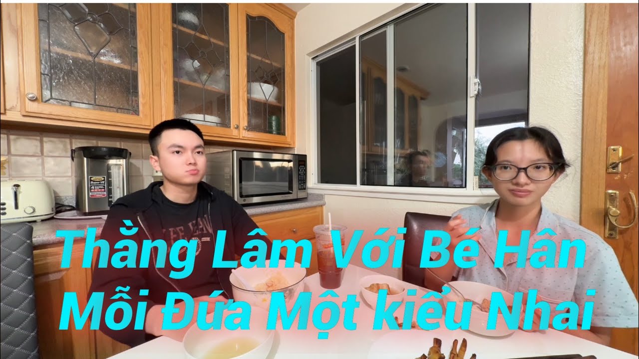 CƠM CHIỀU THỊT KHO CHÂN GÀ. BÉ HÂN VỚI THẰNG LÂM MỖI ĐỨA MỘT BỆNH.