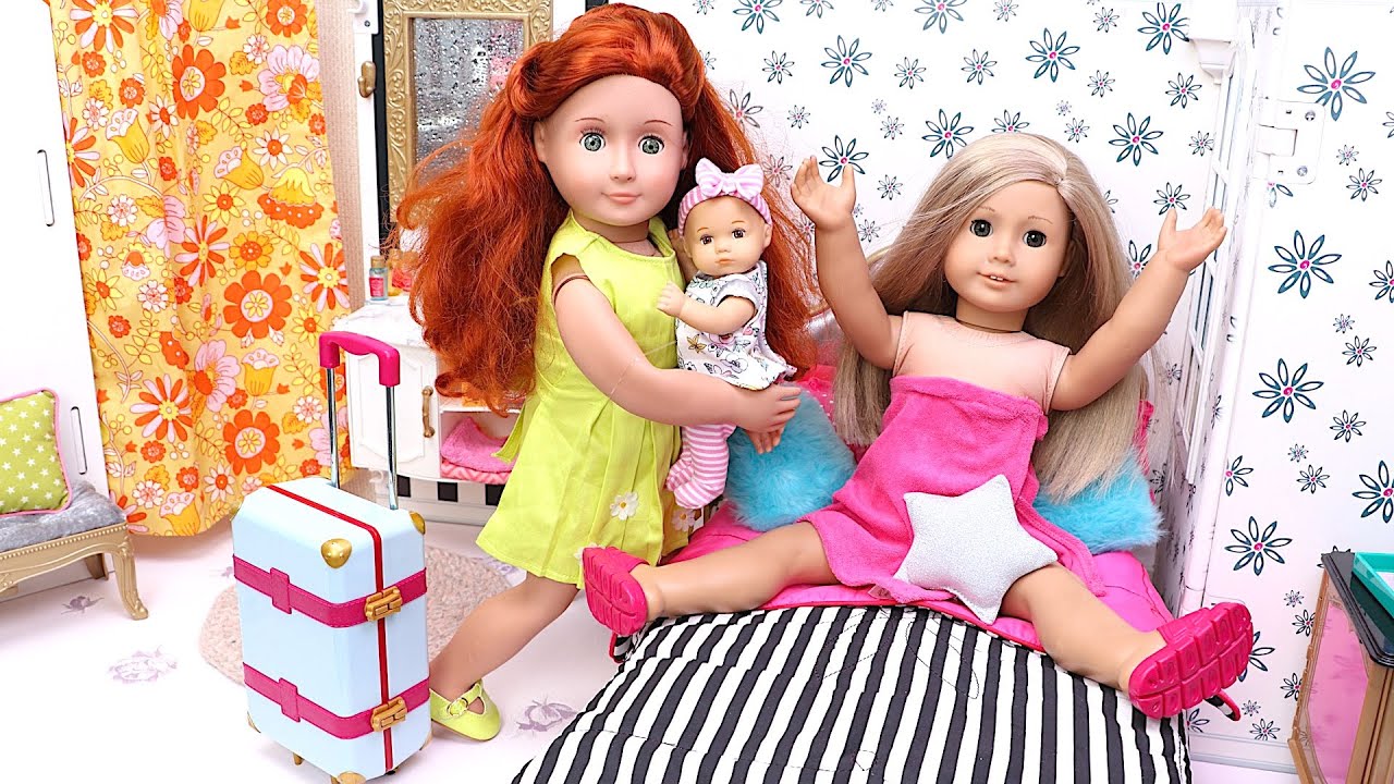 Mama doll finds her lost baby in suitcase! Play Dolls travel routine story!