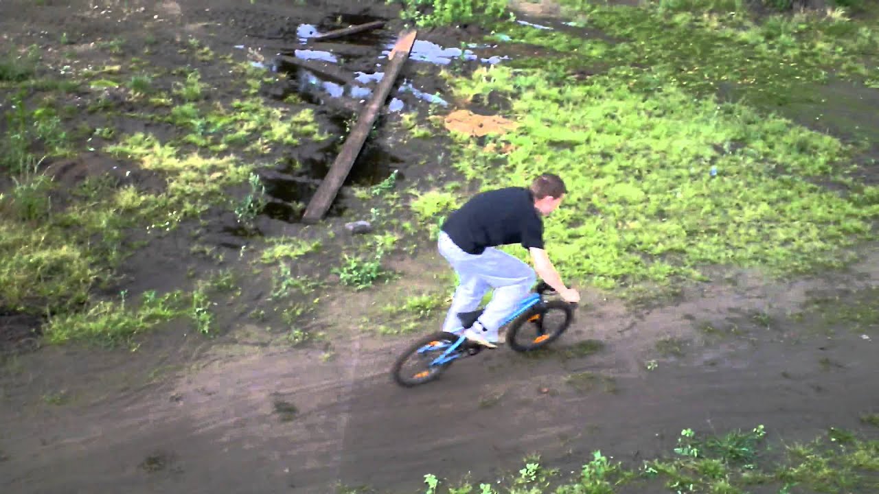 beetje crossen op eigen crossbaantje met de crossfiets