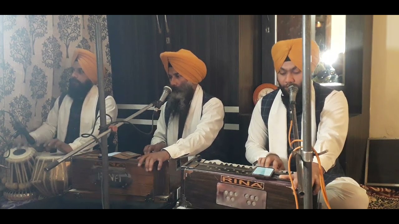ਹਮ ਬਿਸਮ ਭਈ ਮੁਖਿ ਲਾਗੇ ਹਮਰਾ ਮਨੁ ਮੋਹਿਉ ਗੁਰ ਮੋਹਨ