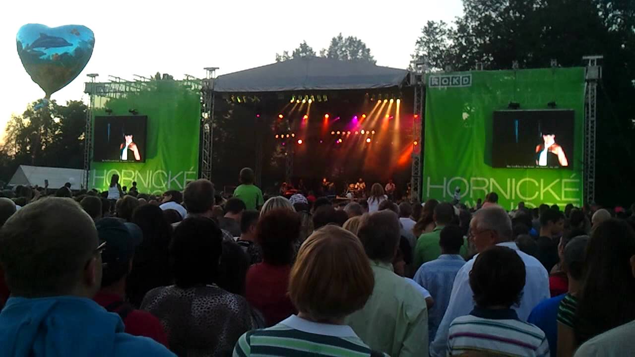 Lucie B&iacute;l&aacute; - eSeMeS *LIVE*