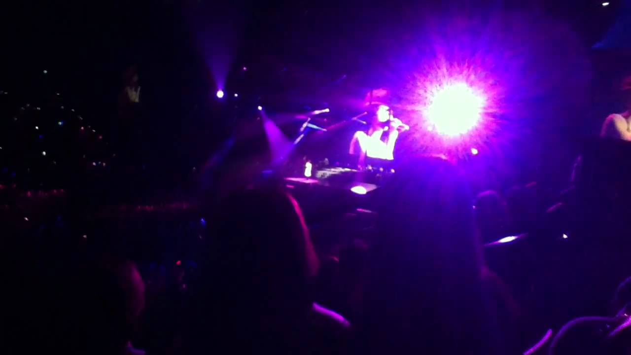 Faye Wong - Juan Lian (Live) 王菲 眷戀 台北小巨蛋 1-21-2011 Taipei