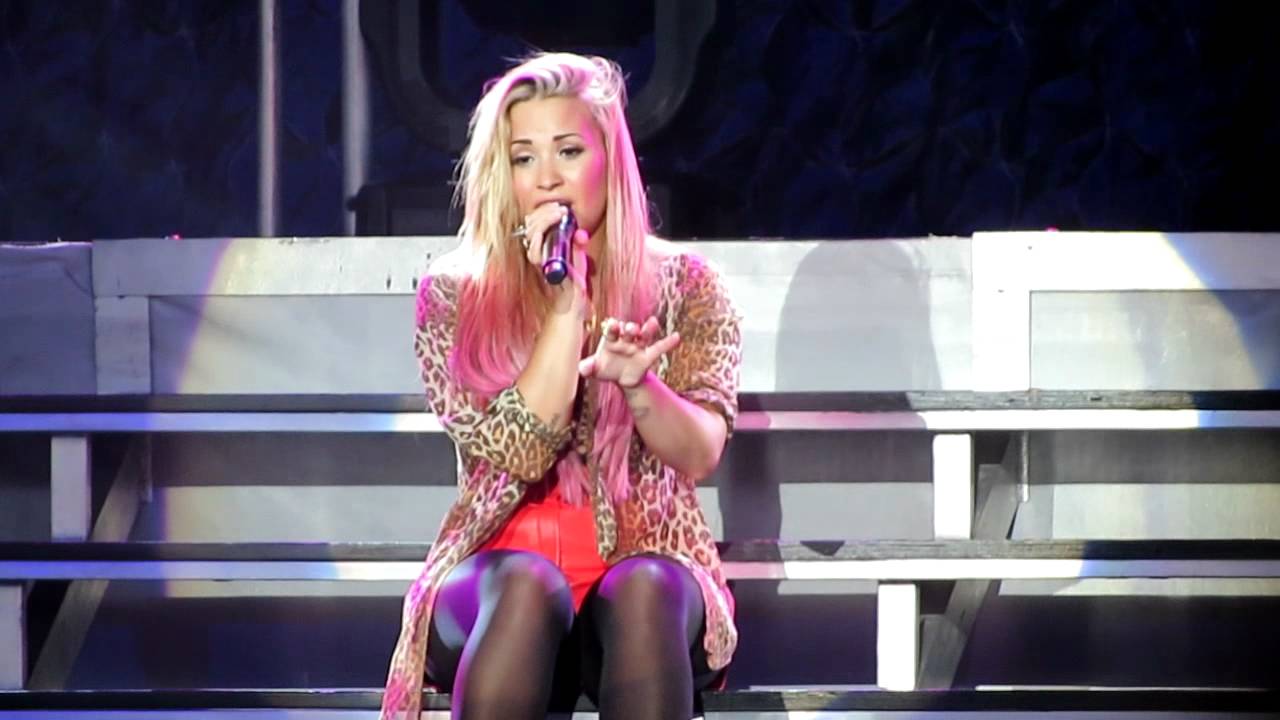 Demi Lovato Fix a Heart Live (Talks about Joe Jonas?)
