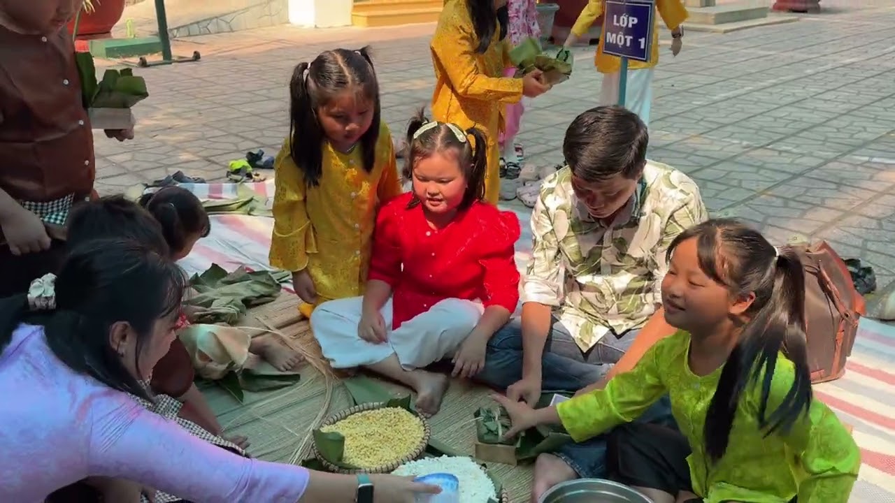 Khương Dừa hướng dẫn các bạn nhỏ gói bánh chưng nhưng được bạn học của Trà Sữa chỉ ngược lại