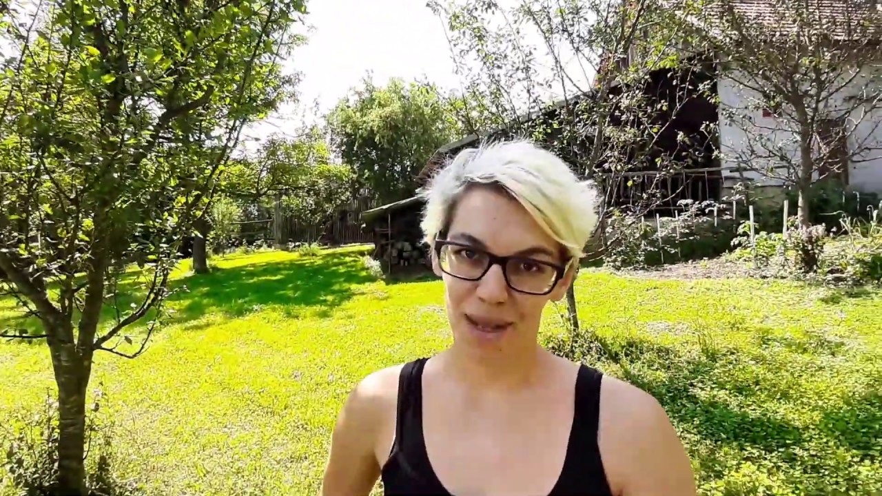 Matylda Górska - artystka nowocyrkowa uczy jak kręcić hula hop.