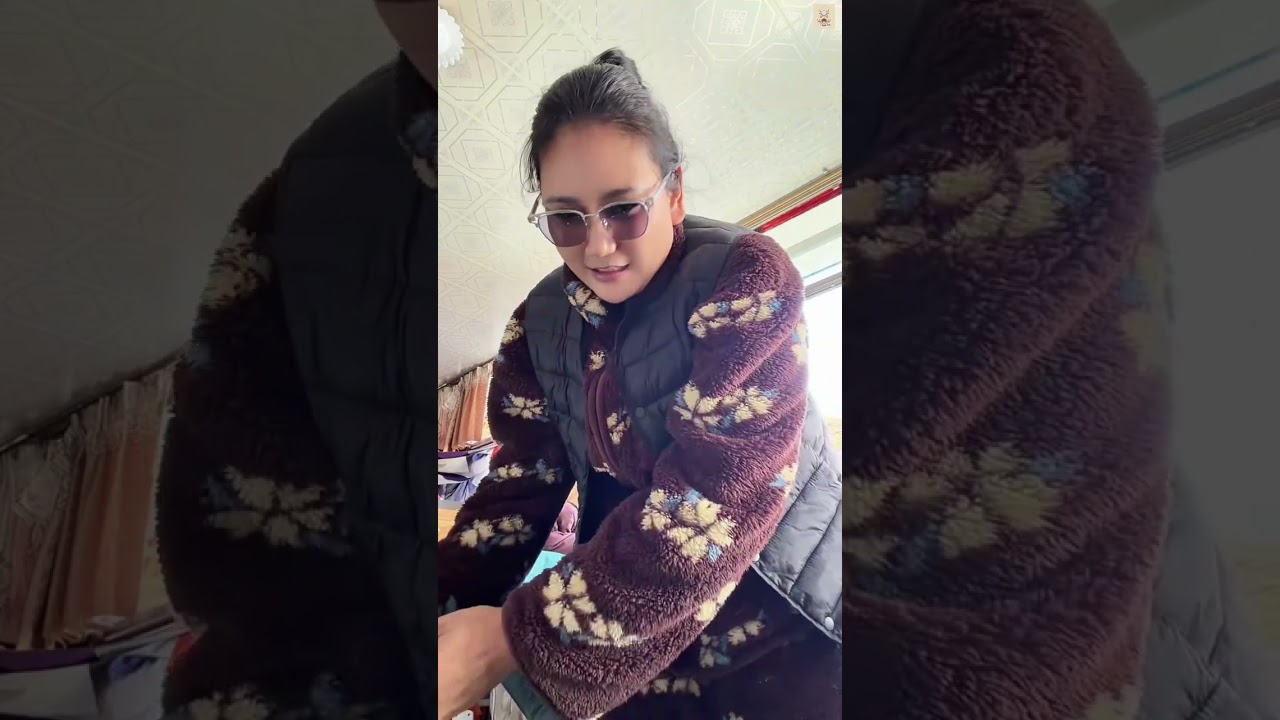 ལྷ་སའི་པོའོ་ལགས་དང་ཚ་མོ་གཉིས་ཀྱི་བརྩེ་བ་Lhasa grandfather with granddaughter （（41））