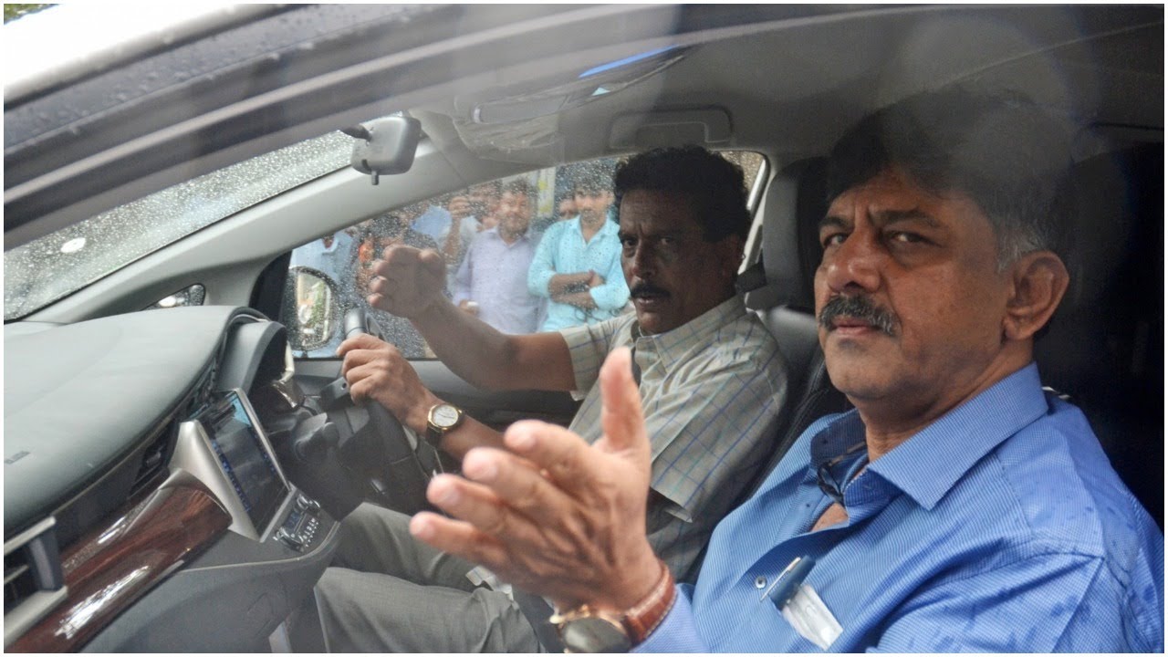 Mumbai police stops Congress' DK Shivakumar from meeting rebel MLAs