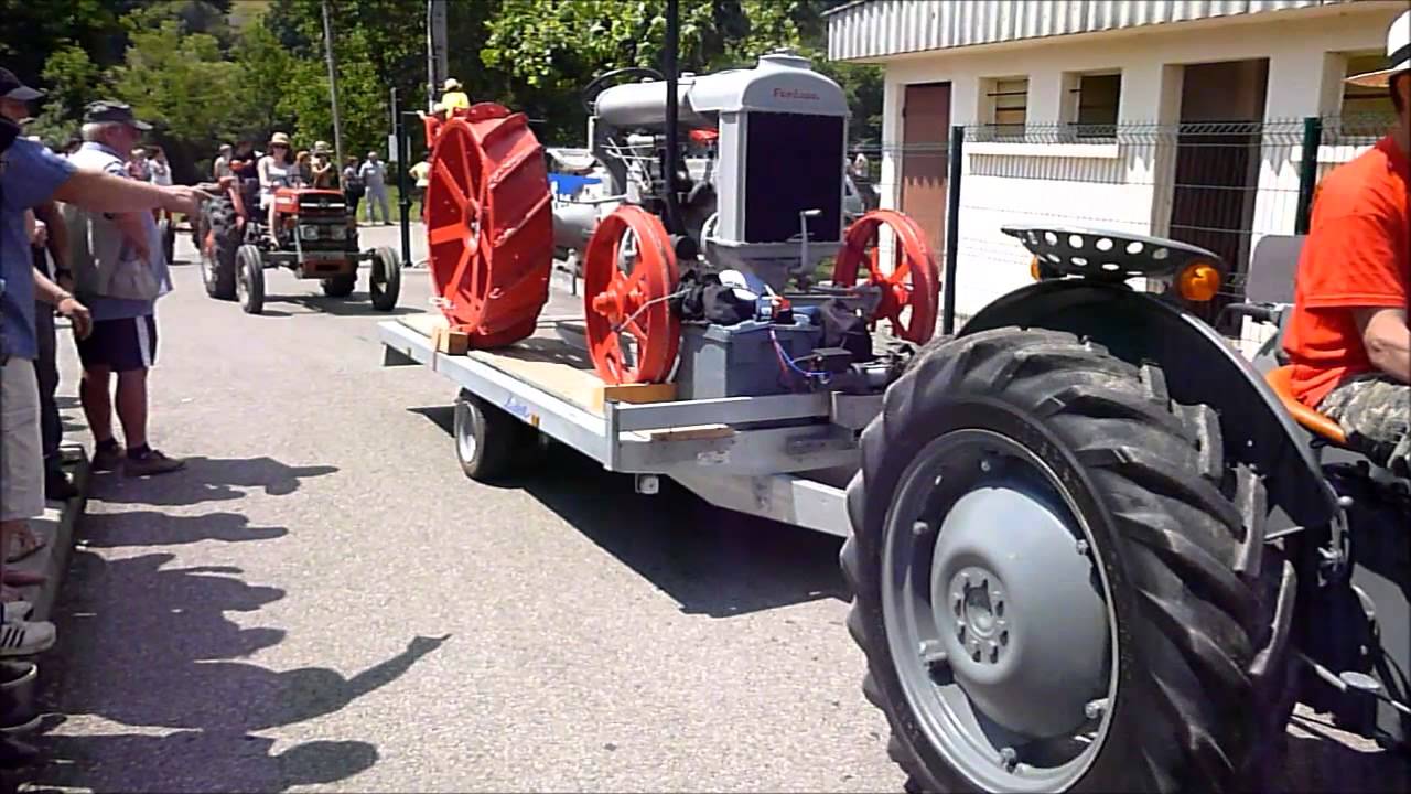 Défilé de tracteurs anciens à St Victor de Cessieu (le 07 juin 2015)