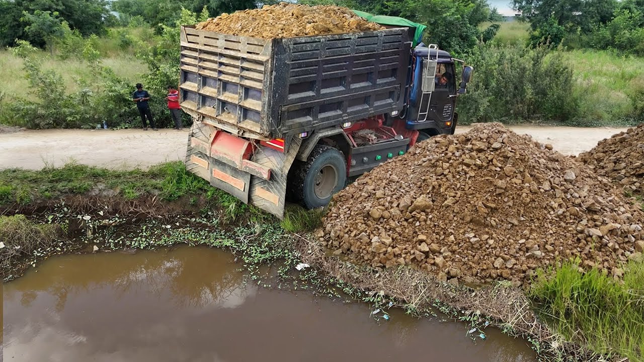Perform great action!! Skill truck fill huge region & push by Powerful dozer