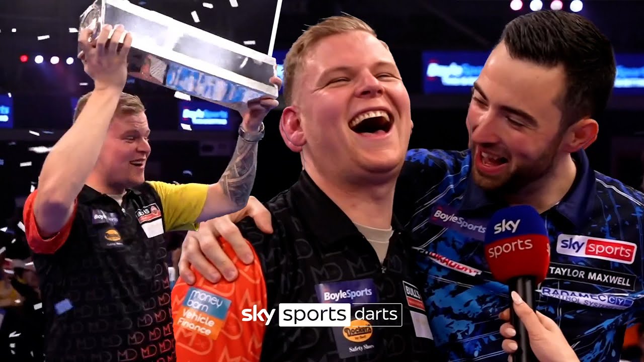 Incredible scenes as Mike De Decker SHOCKS Luke Humphries in World Grand Prix Final 😮