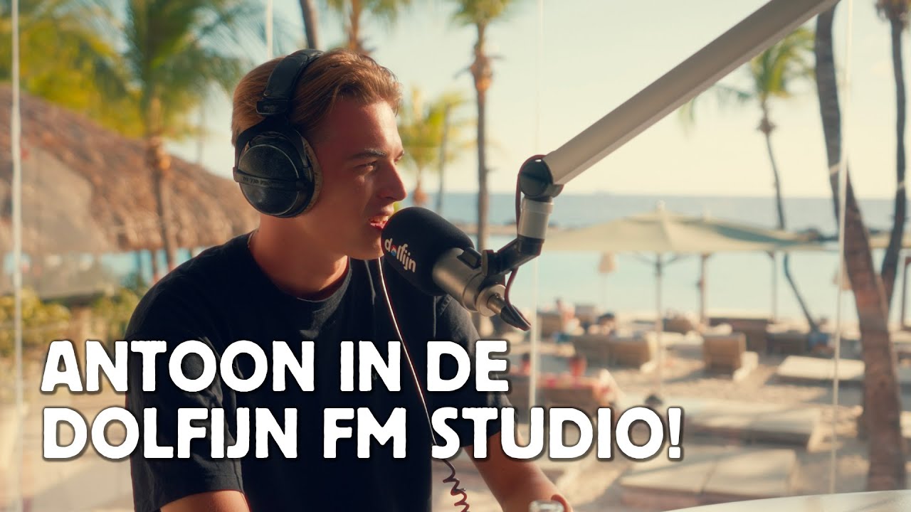 'OPEENS ZAT IK IN HET VLIEGTUIG NAAR CURAÇAO!' Antoon in de Dolfijn FM studio!