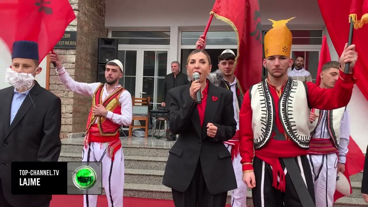 Top Channel/ Festat 28-29 Nëntorit, nxënësit pushtojnë pedonalen e Bulqizës me veshje tradicionale