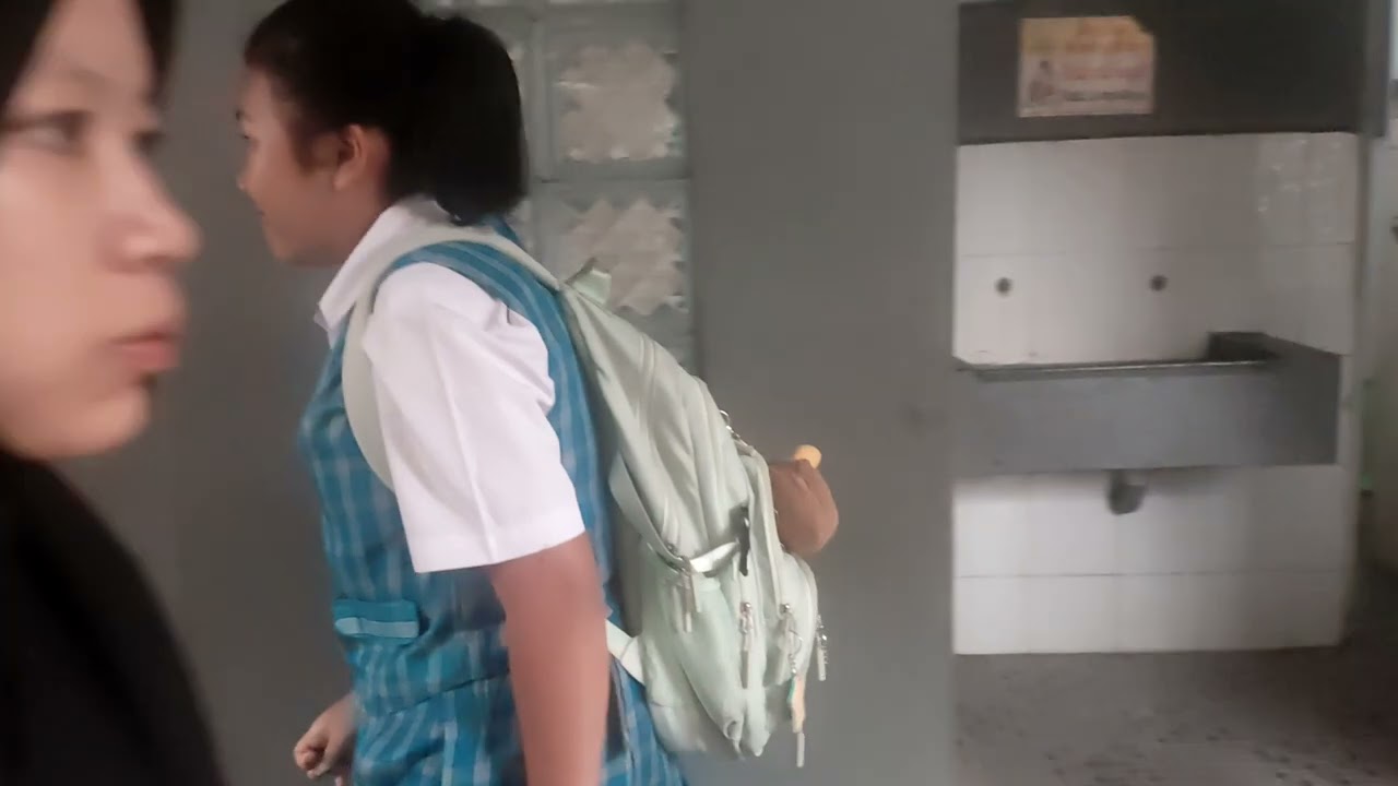 Kakak Louisa Antar Dede Iren ke ruangan kelas sebelum Louis masuk ke SD Semangat belajar ya
