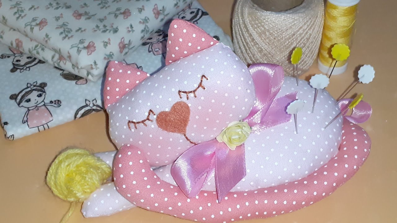 Gatinha porta alfinetes! Gatinha de tecidos! Projetinho na descrição do vídeo!
