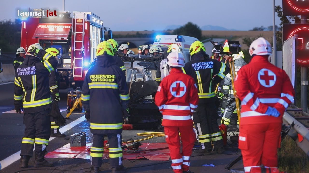 Autolenker nach Verkehrsunfall auf Pyhrnautobahn in Ried im Traunkreis schwer eingeklemmt