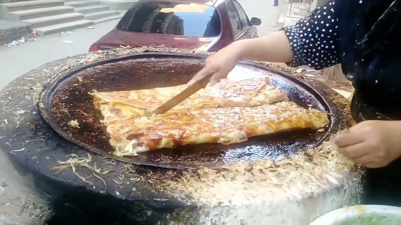 رمضانيات الشارع المصرى طريقة عمل فطيرة الكنافة😋فى الشارع المصرى 😋