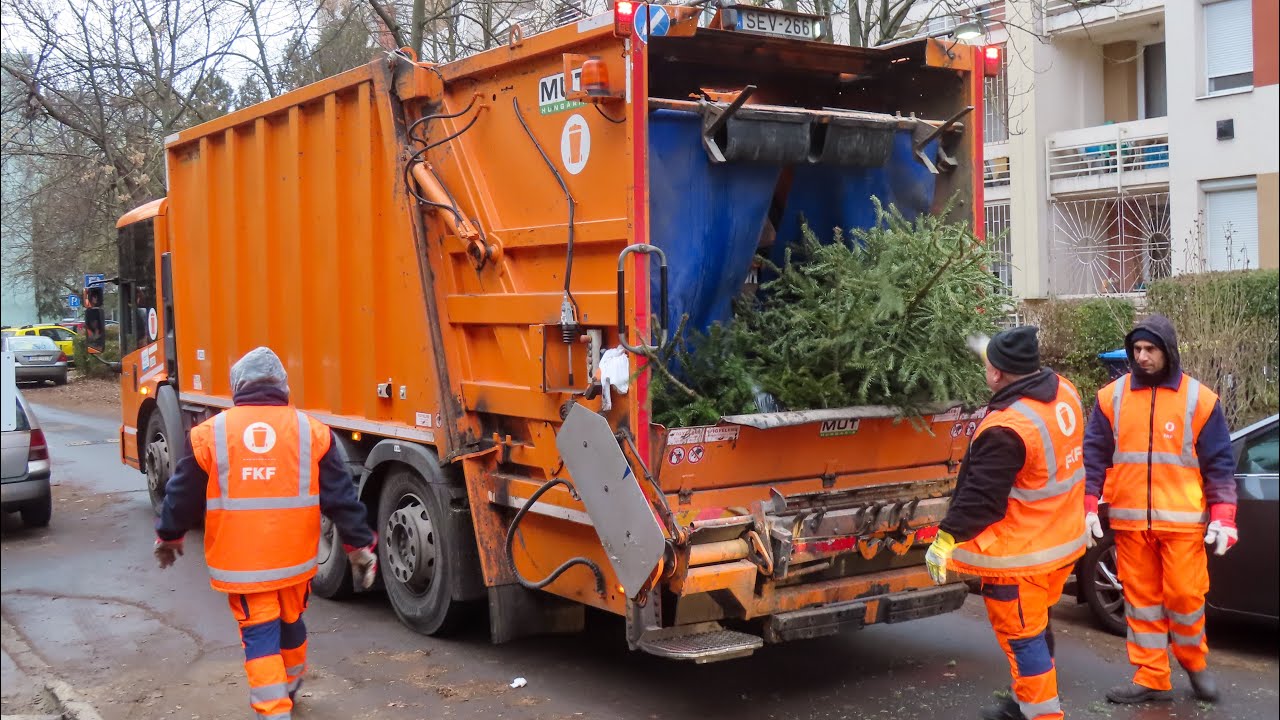 MUT VarioPress Garbage Truck Packing Christmas Trees and Trash