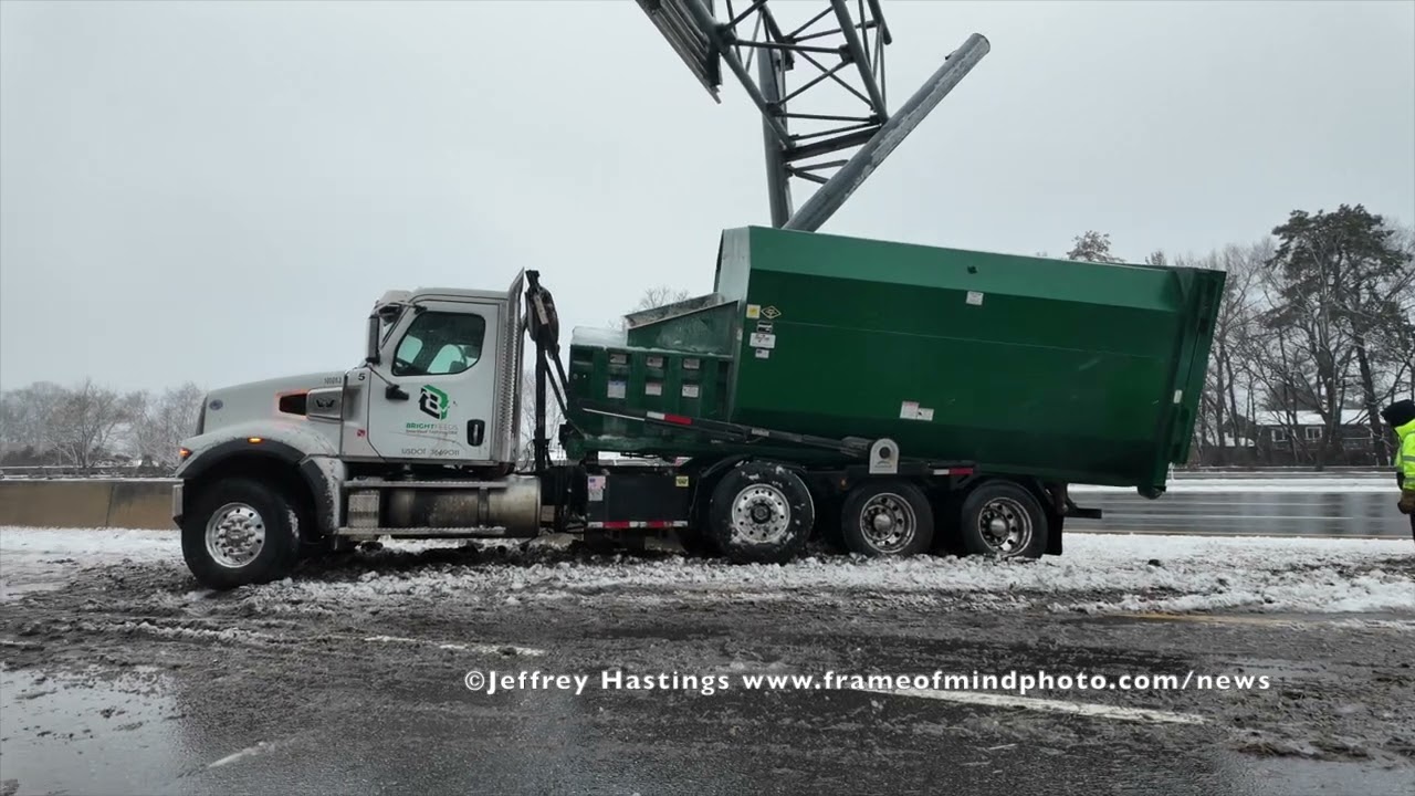 Truck Crashes Into Sign Support On F.E. Everett Tpk In Nashua