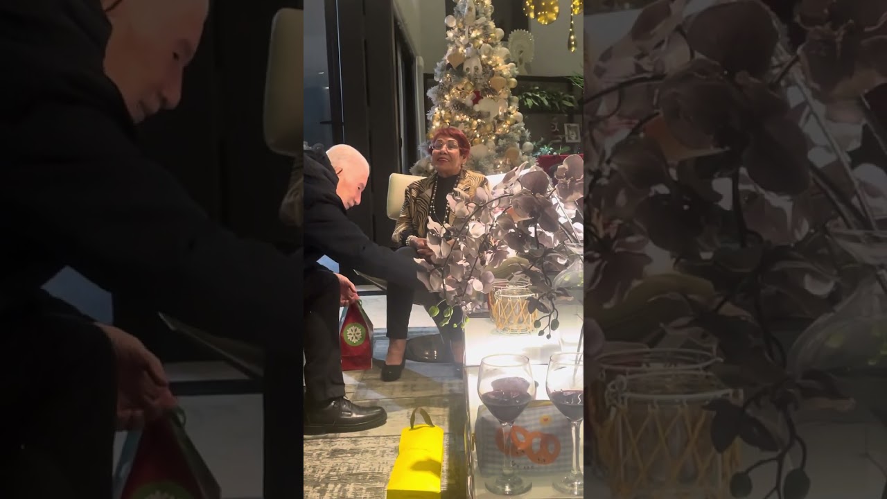Haciéndole broma de intercambio de regalos con sus cosas a la Abuela Zoraida Lugo