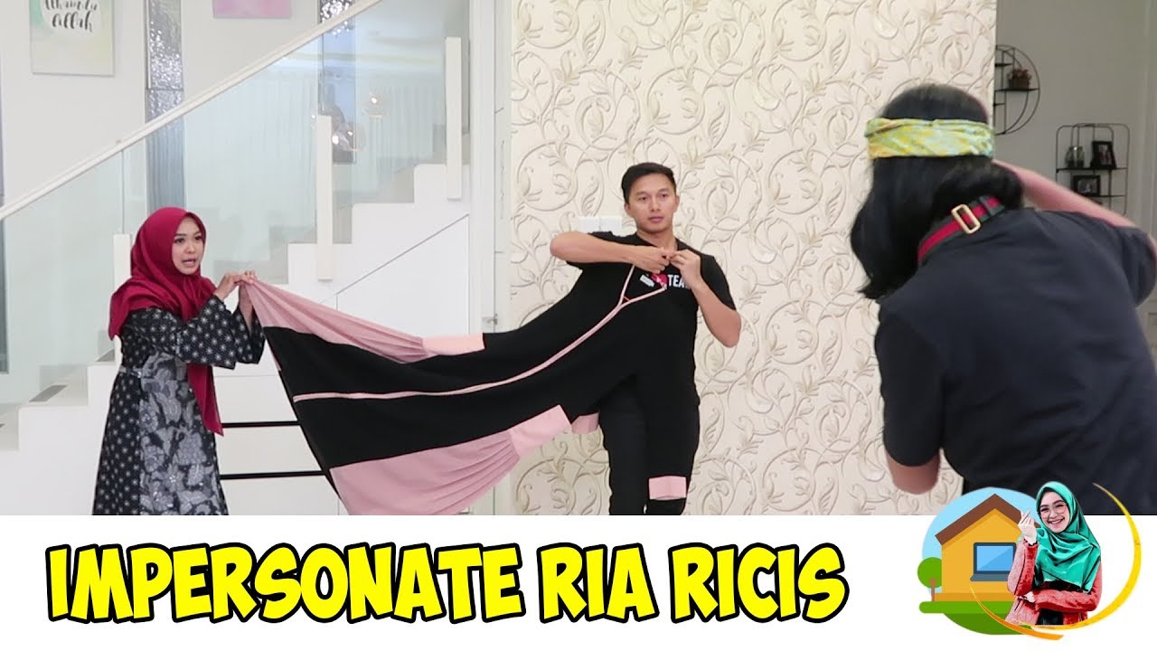 TIM MENIRUKAN GAYA RICIS.  Ngakak