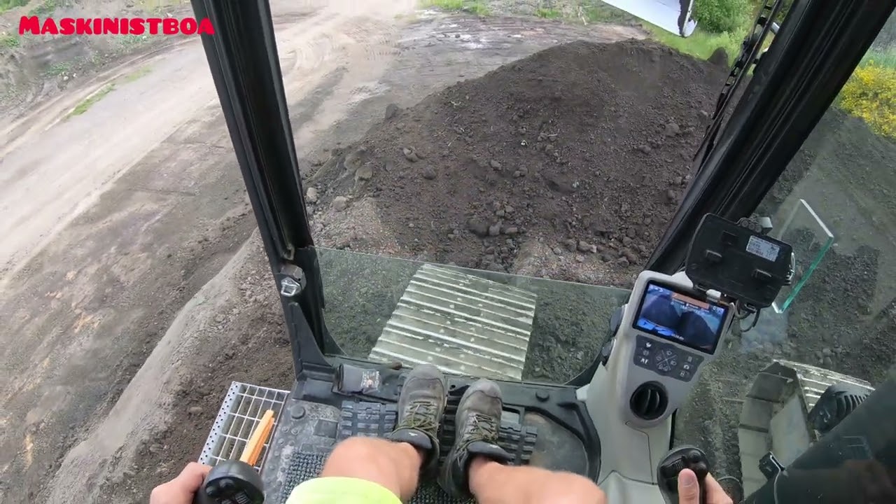 Case CX250D with Engcon prepairing for load out