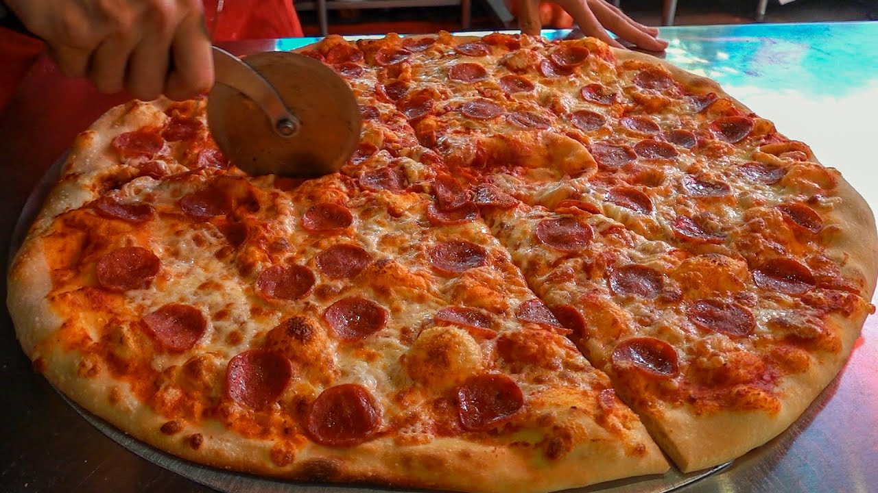 Handmade Pizza Making in Taiwan / 巨大披薩, 手工現做 - Taiwanese Street Food