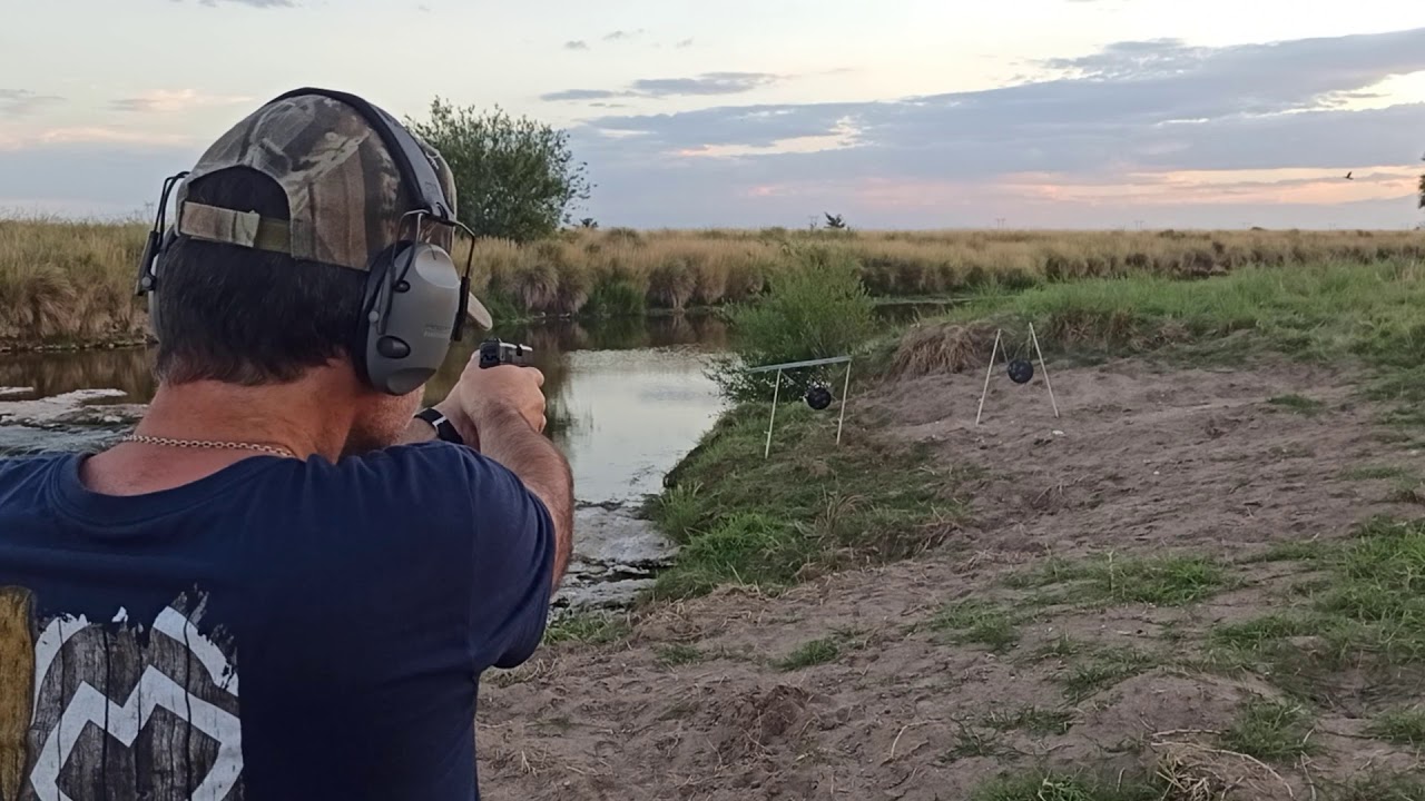 Bersa BP9CC, tirando a discos met&aacute;licos.