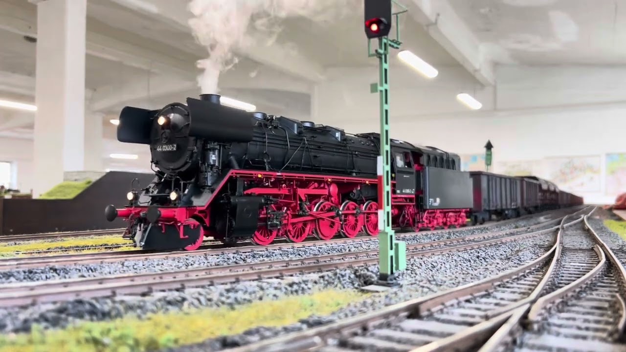 Spur 1 Naumburg BR 44 Öl mit Güterzug