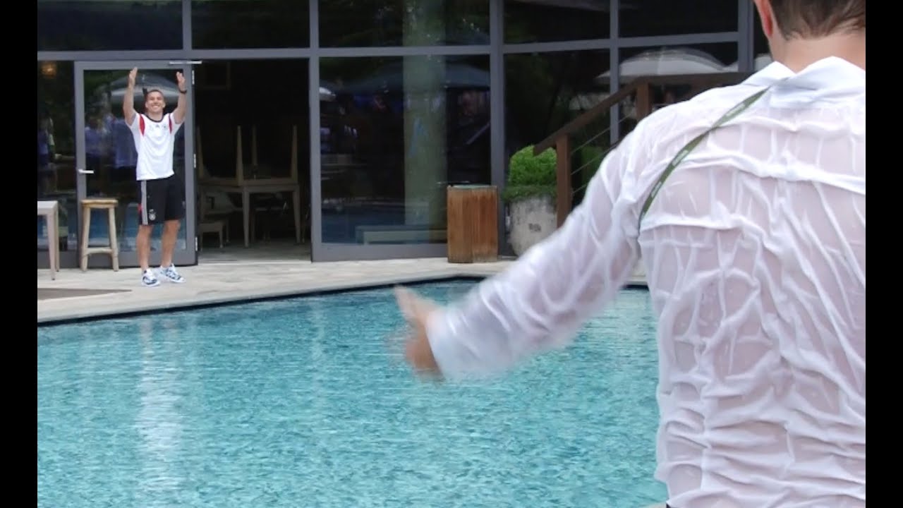 Lukas Podolski wirft Journalisten in den Pool | DFB-Trainingslager in Südtirol