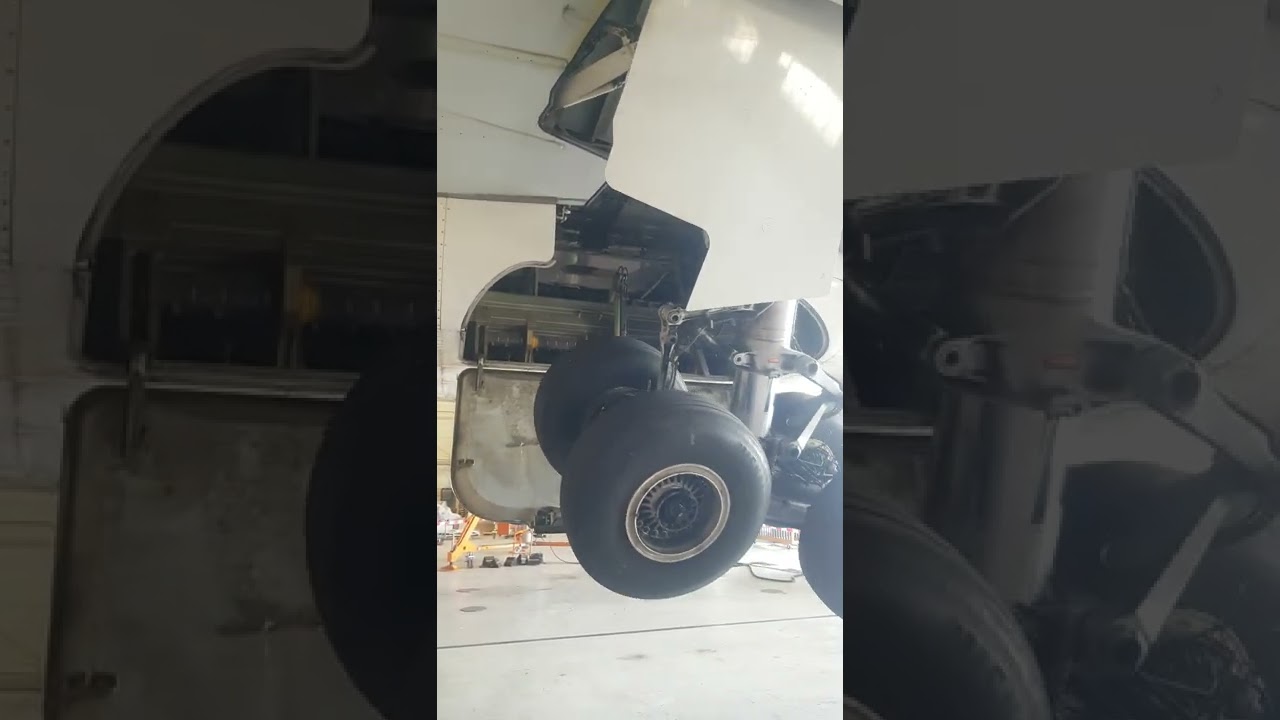 Airbus A330 main landing gear retraction test