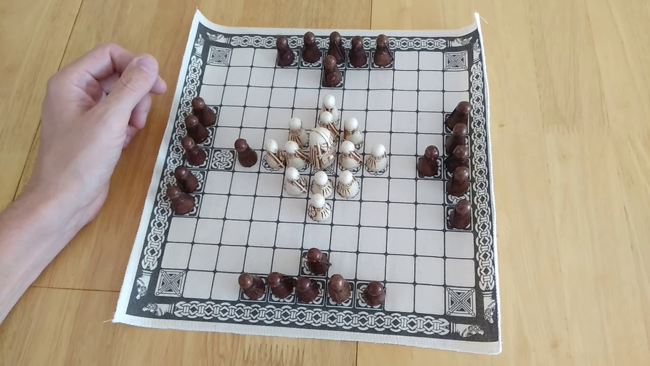 How to play Hnefatafl the Viking boardgame aka Tafl - like Tablut and review AmassGames Hnefetfal