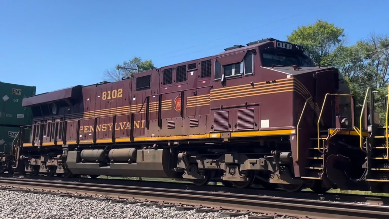 A nice, sunny day at Glendale with trains in action!