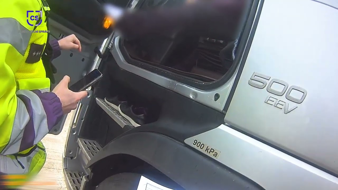 CELNÍCI KVŮLI DLUHU ZADRŽELI KAMION I SE ZBOŽÍM
