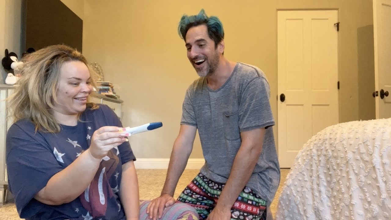 СООБЩАЮ МУЖУ, ЧТО Я БЕРЕМЕННА НАШИМ ПЕРВЫМ РЕБЕНКОМ