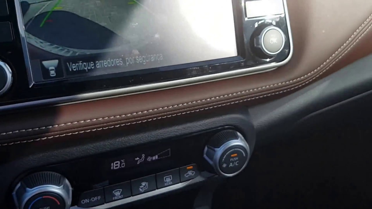 Kicks Estacionando sem olhar os retrovisores