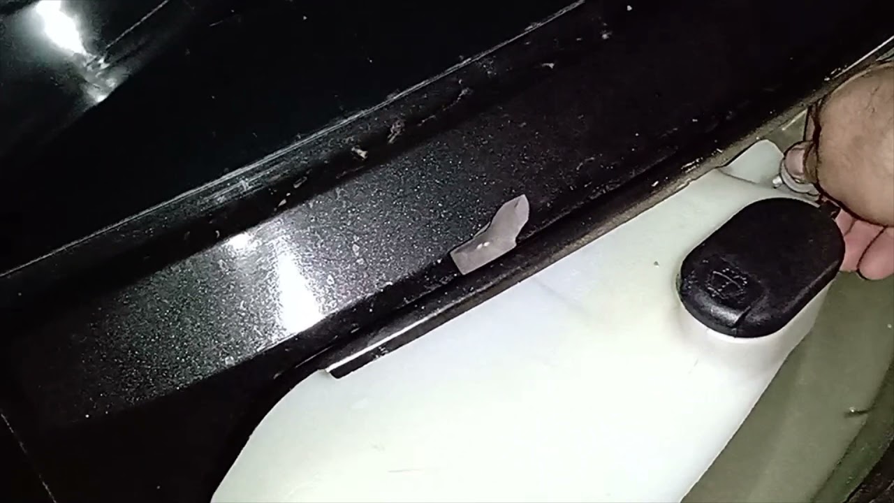 fazendo a troca da bomba de agua do limpador de para brisa Renault duster 2012