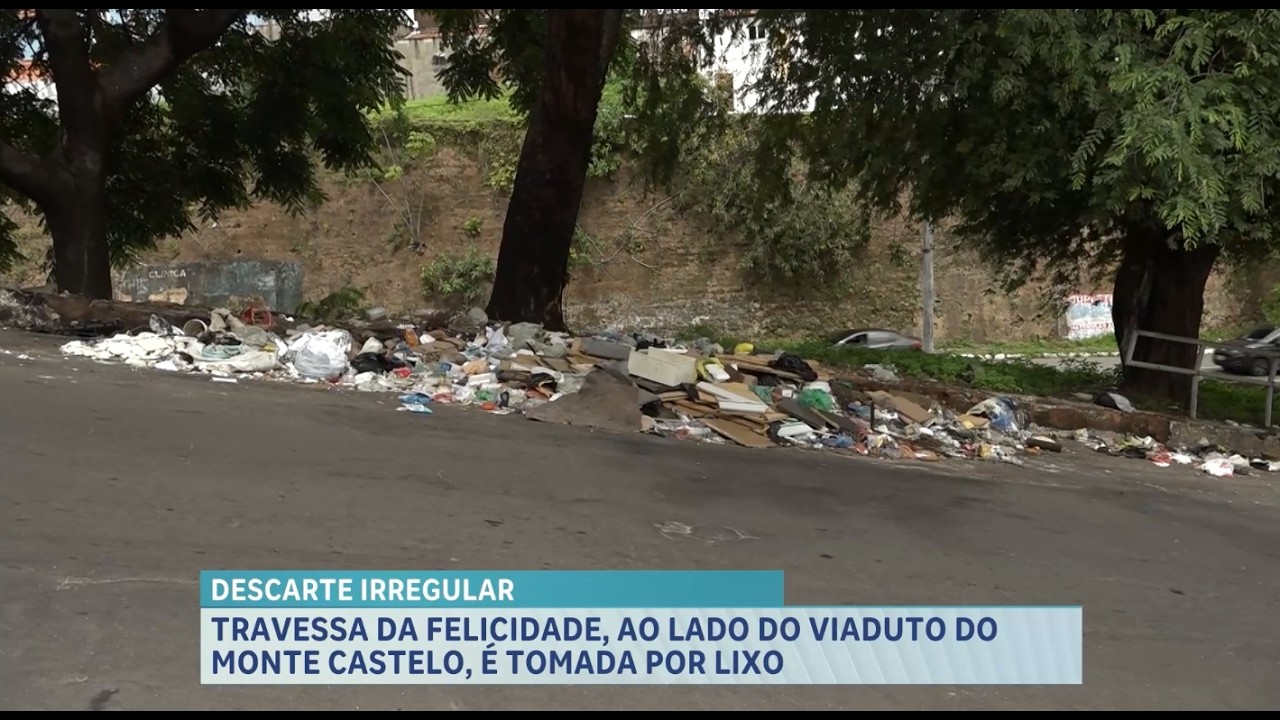 Descarte irregular de lixo toma Travessa da Felicidade, no bairro Monte Castelo