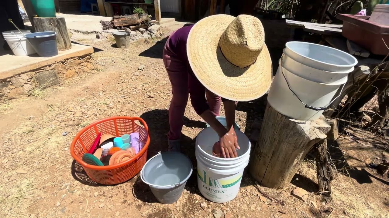 Así lavamos los trastes😬, no tenemos 💦 agua platiquemos 