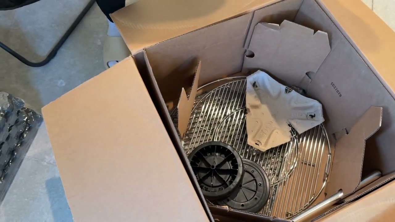 Weber Kettle Grill Unboxing and First Look