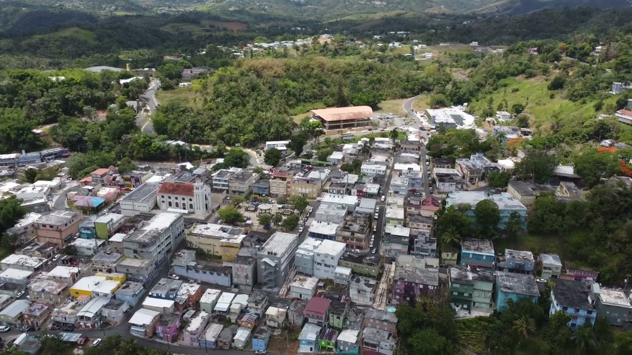Pueblo de Barranquitas, Puerto Rico | Plaza Bicentenaria Monseñor Miguel Mendoza | Tour Saltamontes