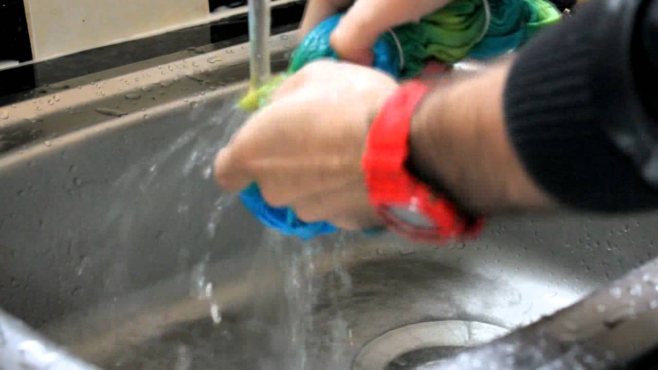 ‪How To: Tie Dye a T Shirt (Part 4/4) - Washing Out‬