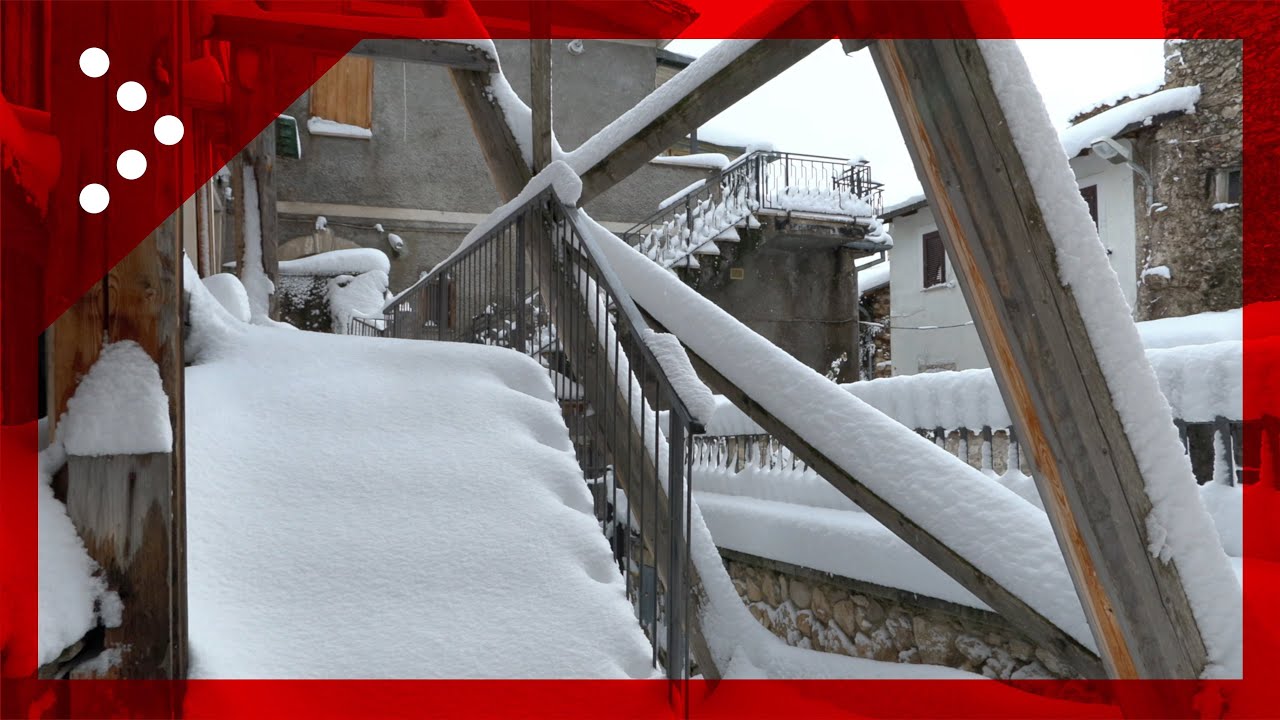Maltempo, neve al centro-sud, imbiancate strade e case di Assergi, in Abruzzo