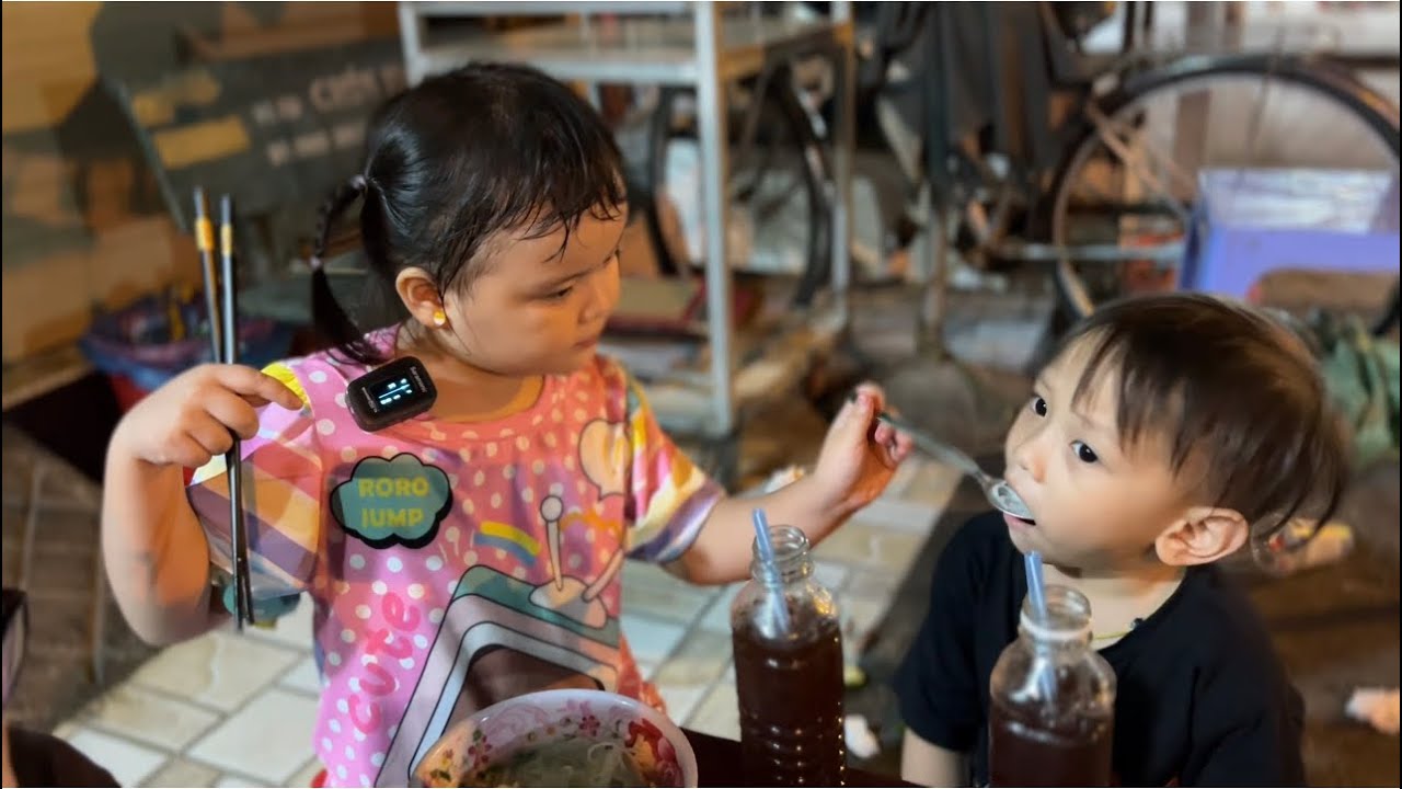 Các bạn nhỏ nhà Khương Dừa rủ nhau đi ăn hủ tiếu gõ, TRÀ SỮA đút cho Ốc Tiêu an thấy thương ghê