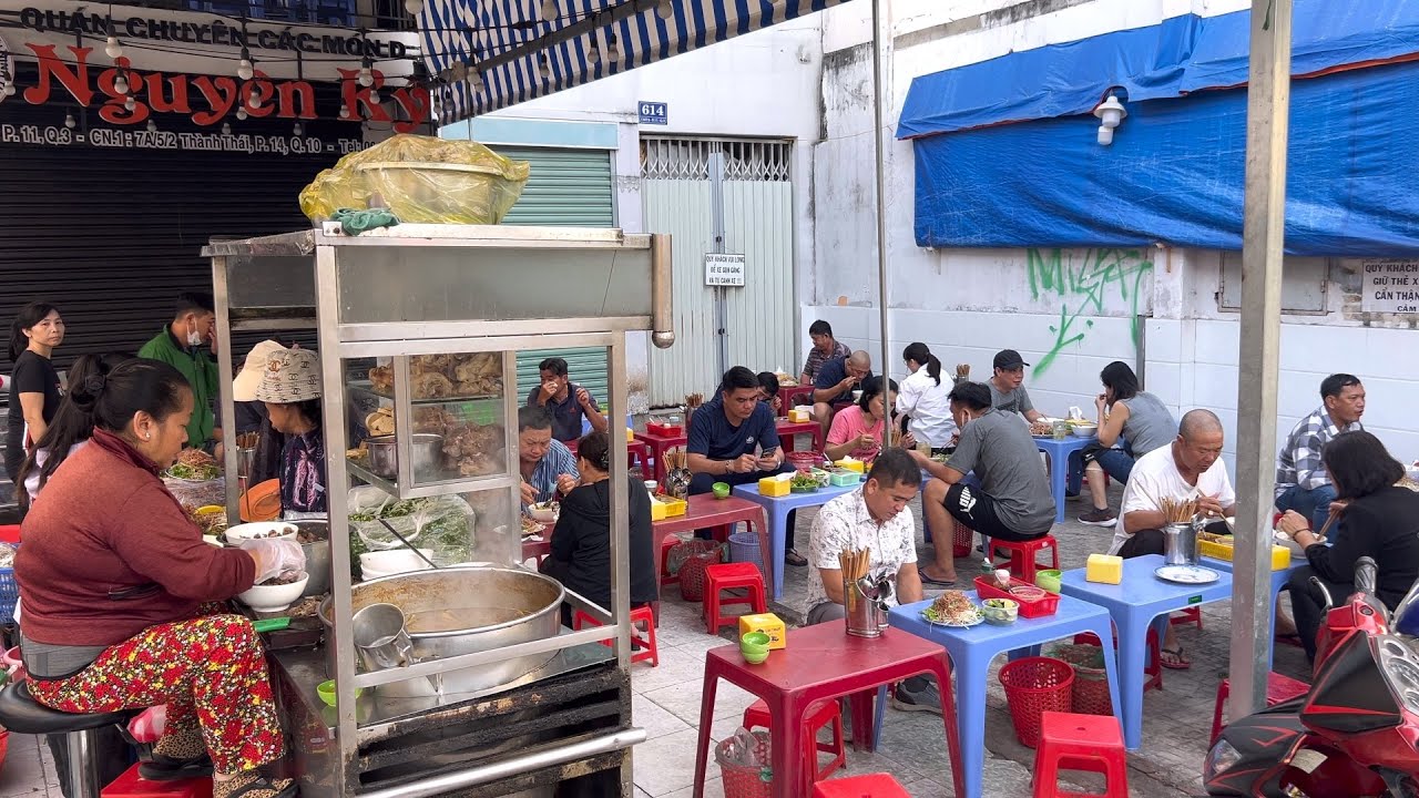 Xe bún bò giò heo bán từ năm 1990 khách ngồi ăn đông khủng khiếp trên vỉa hè Sài Gòn