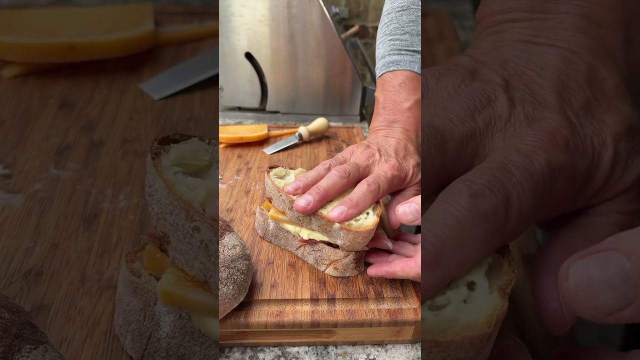 The BEST grilled cheese ever. 🧀 🍞