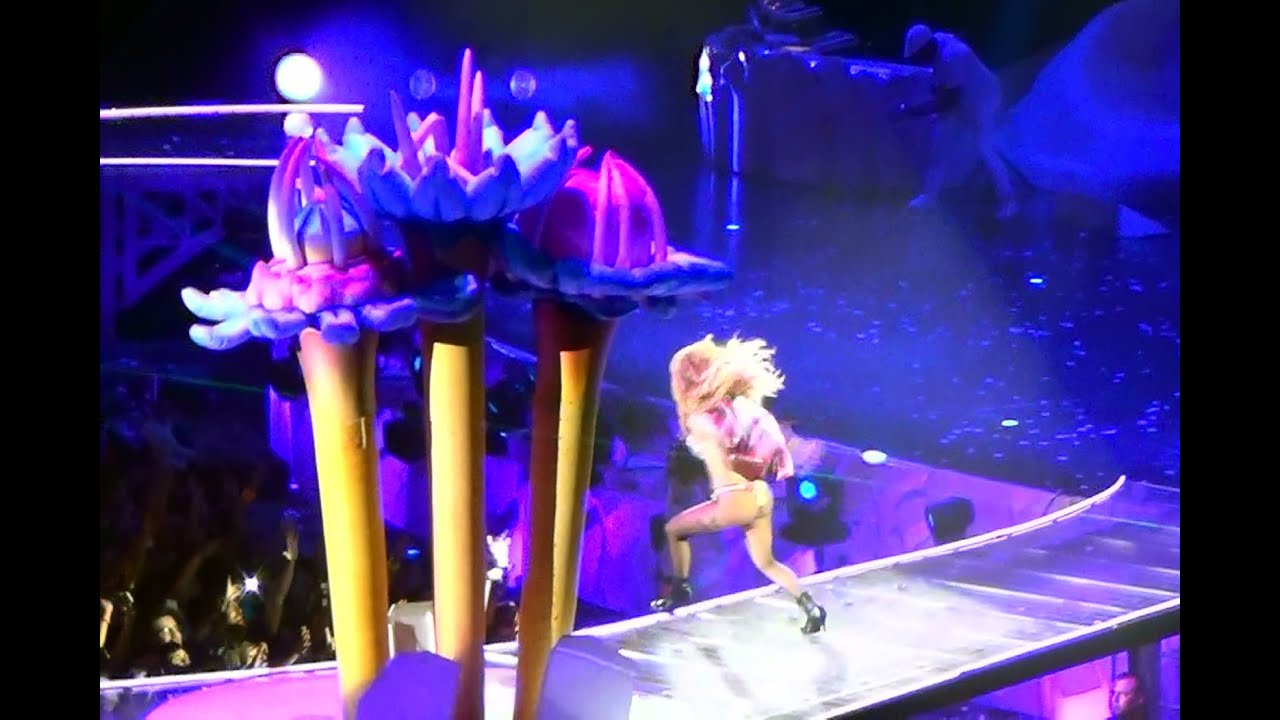 Lady Gaga se lanza sobre el público