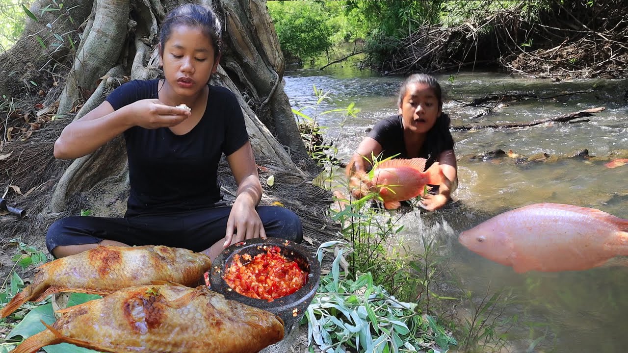 Survival skills: Catch red fish at River to Grilled with Peppers sauce for Food in forest