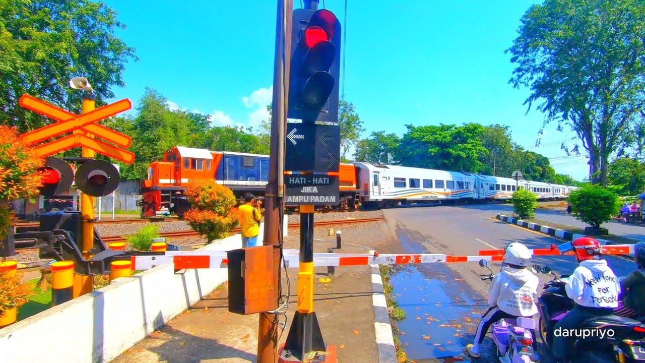 Railroad Crossing Indonesia ! TOP Kompilasi Kereta Api di Perlintasan Kereta Api Cirebon