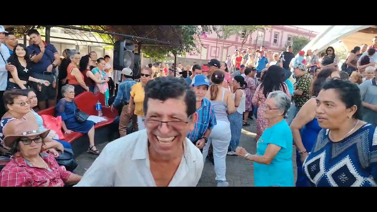 Lindo momentos de alegría parque central Alajuela Costa Rica 
